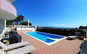 Sea View- Spacious Apartment With Shared Pool